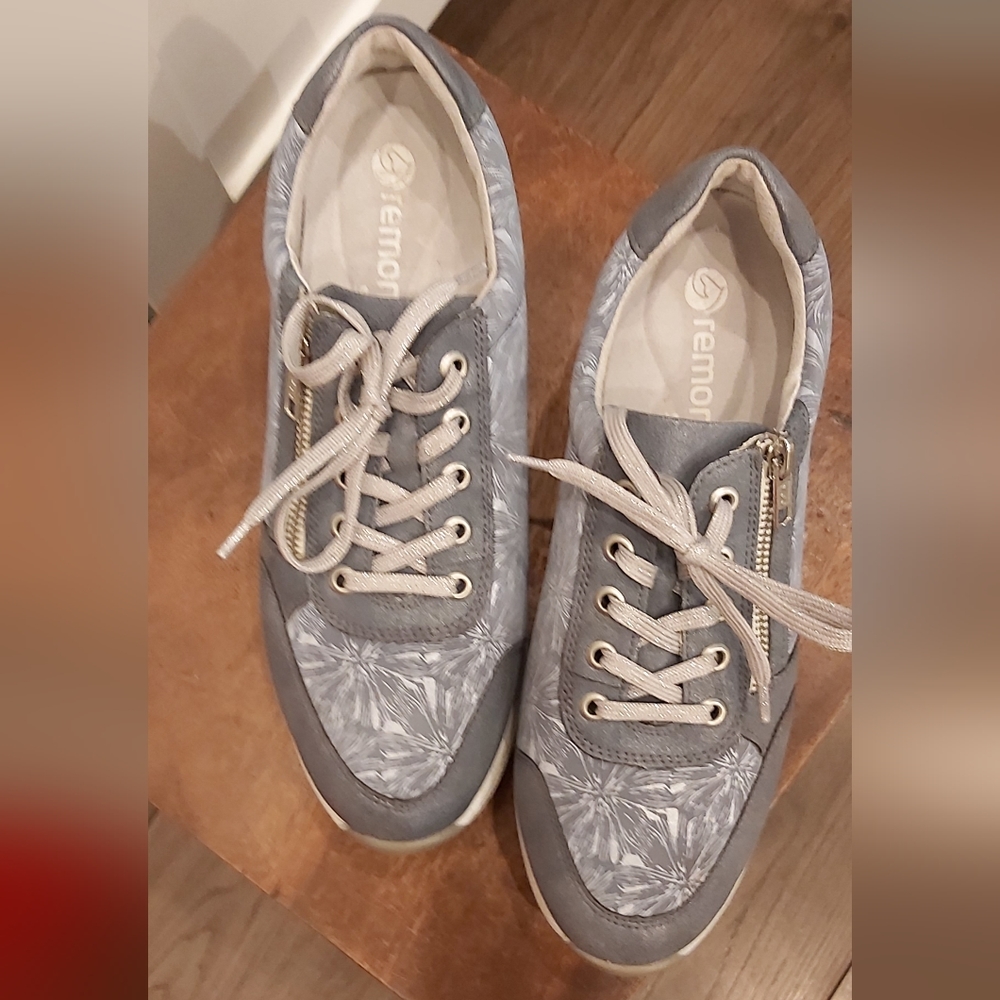 Remonte wedge walking shoe